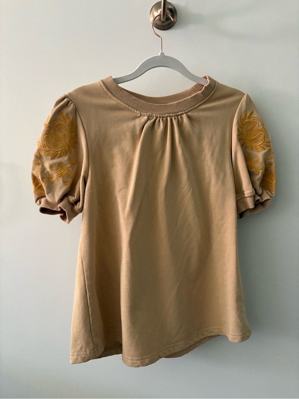 Embroidered Puff Sleeve Short-Sleeve Tee in Beige